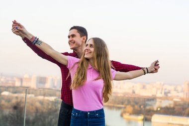 Adam kızı tarafından ellerini tutar ve backgr gülüyorlar