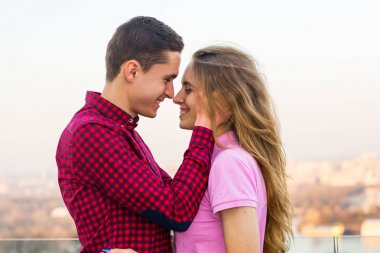 Adam genç kadın öpecek ve saçlarını dokunur