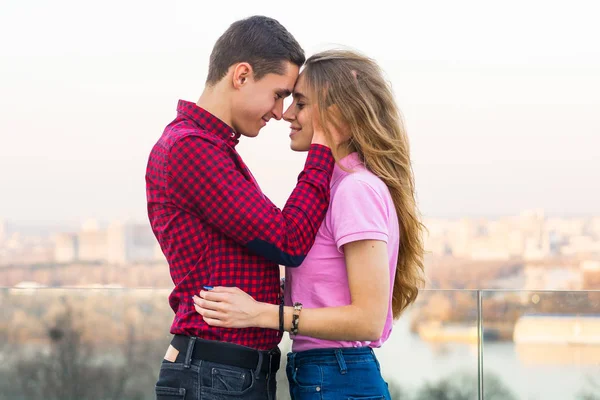 De man gaat de jonge vrouw te kussen en haar raakt op — Stockfoto
