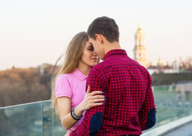Bir kadın bir adam ellerini arka planda onun omuzlarında hugs.