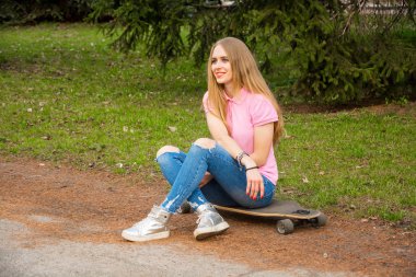 Bir kaykay üzerinde oturan kadın