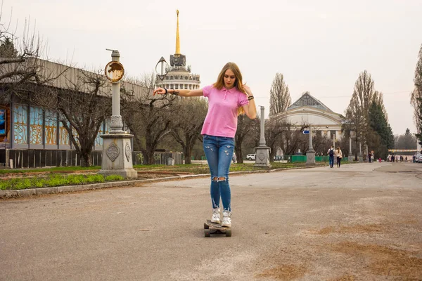 Ein junges Mädchen fährt Skateboard — Stockfoto
