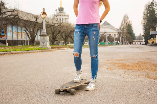 Eine junge Frau fährt im Sommer Skateboard — Stockfoto