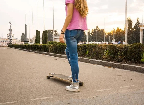 Beine eines Hipster-Teenagers-Mädchens fahren auf einem Skateboard in einem Aban — Stockfoto