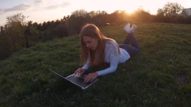 Fiatal Gyönyörű Női Diák Rejlik Egy Laptop Mosolyog Nyári Naplementében — Stock videók