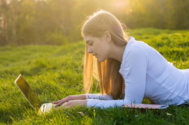 Uzun sarı saçlı genç güzel kız öğrenci yatıyor ile bir 