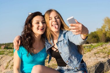 İki kadın, onların dilini ve selfie açık havada yapın