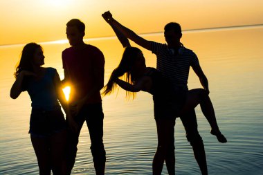 Gençler, çocuklar ve kız, öğrenciler su çiftler dans ediyor