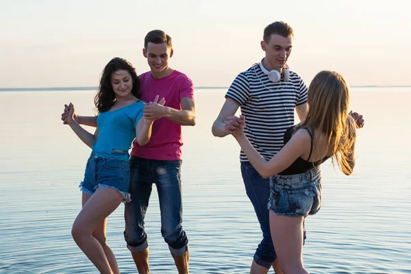 Jóvenes, chicos y chicas, estudiantes bailan parejas en fr —  Fotos de Stock