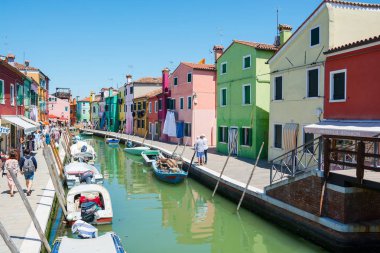 Editoryal. Haziran 2019. Burano adası, İtalya. Renkli görünümü 
