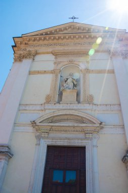 İtalya 'nın Verona şehrinde güneş ışığında kilise
