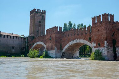 Castel Vecchio Köprüsü ve Saat Kulesi, İtalya Verona 'da Duvarlar. 