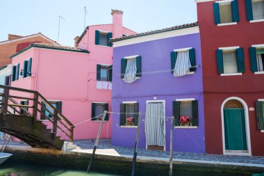 Burano Adası, İtalya. İtalya, Venedik yakınlarındaki Burano adasındaki kanalın yakınındaki renkli evlerin manzarası