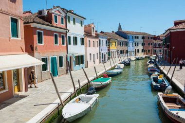 Editoryal. Haziran 2019. Burano adası, İtalya. Venedik, İtalya yakınlarındaki Burano adasında kanal yakınındaki renkli evlerin görünümü