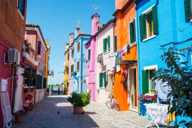 Editoryal. Haziran 2019. Burano adası, İtalya. Venedik, İtalya yakınlarındaki Burano adasında kanal yakınındaki renkli evlerin görünümü