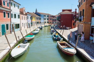 Editoryal. Haziran 2019. Burano adası, İtalya. Venedik, İtalya yakınlarındaki Burano adasında kanal yakınındaki renkli evlerin görünümü