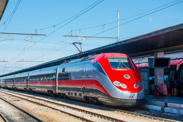 Редакция. Май 2019 года. Венеция, Италия. Высокоскоростной поезд на станции Санта Лючия Вениче
