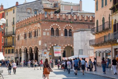 Yazı işleri. Mayıs 2019. Verona, İtalya. Tüccarlar Evi (Dom