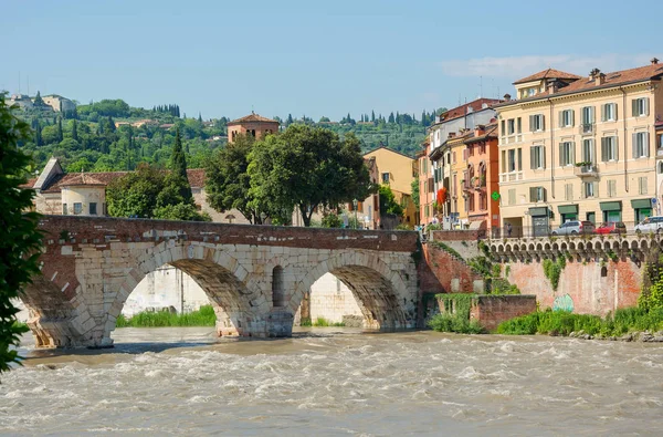 Utsikt över Ponte Pietro och floden Adige i Verona, Italien — Stockfoto