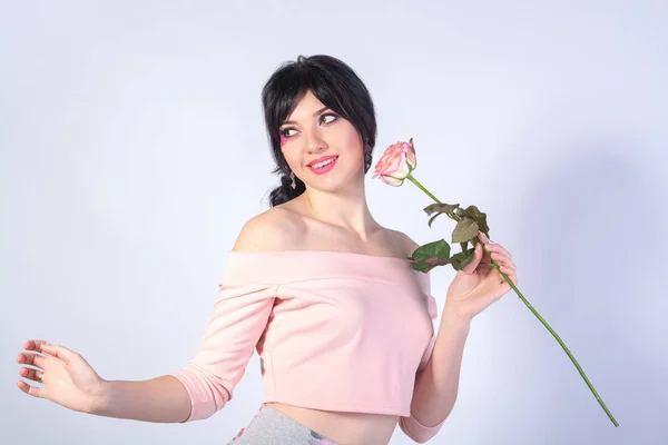 Mujer joven con rosa sobre un fondo blanco —  Fotos de Stock