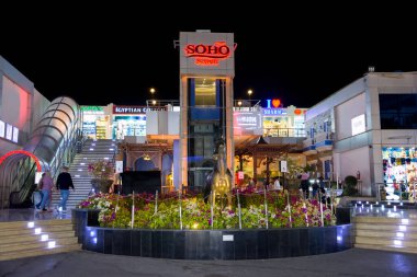 Yazı işleri. 27.02.2020. Sharm El Sheikh, Mısır. Soho Meydanı. Alışveriş merkezi - Soho Meydanı 'ndaki alışveriş ve eğlence merkezleri, Sharm El Sheikh, Mısır 