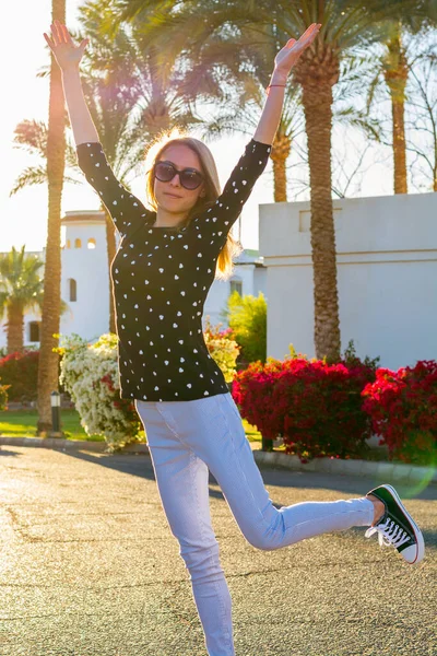 Joven Mujer Feliz Unas Gafas Sol Floreciente Rojo Rosa Arbustos —  Fotos de Stock