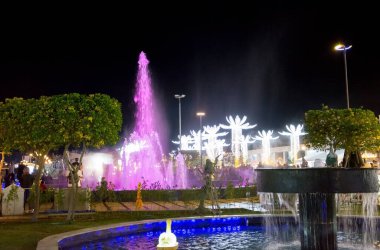 Yazı işleri. 27.02.2020. Sharm El Sheikh, Mısır. Soho Meydanı. Soho, Sharm El Sheikh, Mısır 'da parlayan ve şarkı söyleyen fıskiyeler 