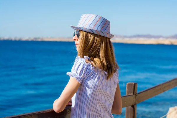 Junges Mädchen Mit Hut Und Sonnenbrille Steht Einen Rücken Meer — Stockfoto