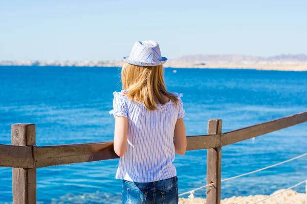 Mujer Joven Sombrero Encuentra Una Parte Posterior Cerca Del Mar —  Fotos de Stock