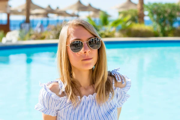 Young Woman Sunglasses Sitting Pool Palm Trees — Stock Photo, Image