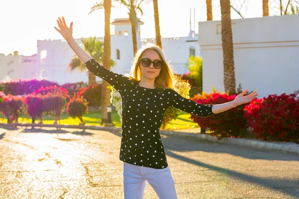 Young Woman Sunglasses Blooming Red Pink Hibiscus Bushes Palm Trees — Stock Photo, Image
