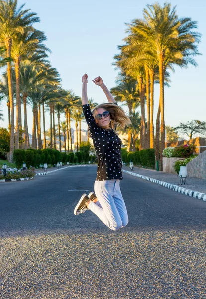 Joven Mujer Feliz Gafas Sol Está Saltando Delante Los Arbustos —  Fotos de Stock