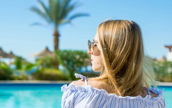 Young Woman Sunglasses Enjoying Sun Pool Palm Trees — Stock Photo, Image