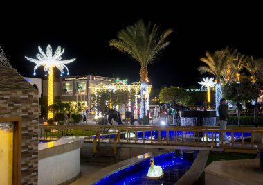 Yazı işleri. 27.02.2020. Sharm El Sheikh, Mısır. Soho Meydanı. Soho Meydanı 'ndaki alışveriş, eğlence merkezleri ve kafe, Sharm El Sheikh, Mısır 