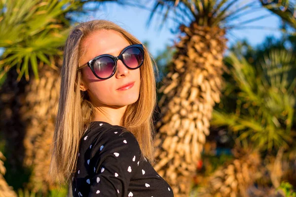 Junge Frau Mit Palmensonnenbrille Sonnenuntergang — Stockfoto