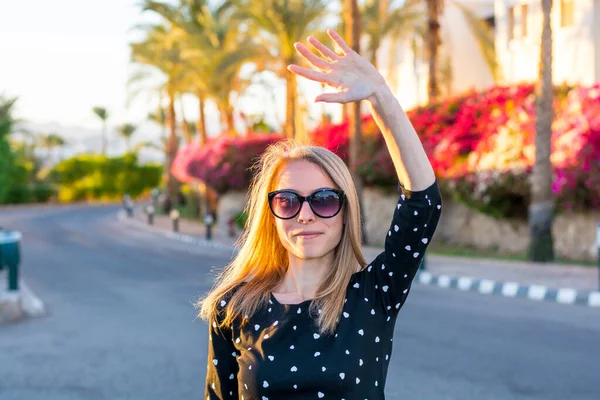 Junge Glückliche Frau Mit Sonnenbrille Wedelt Mit Der Hand Vor — Stockfoto