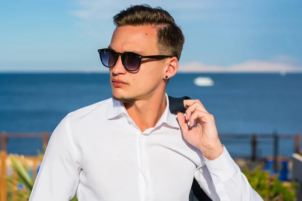 Young Handsome Man Suit White Pants Sea Background Palm Trees — Stock Photo, Image