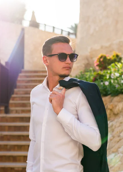Junger Mann Weißem Hemd Und Sonnenbrille Steht Der Nähe Der — Stockfoto