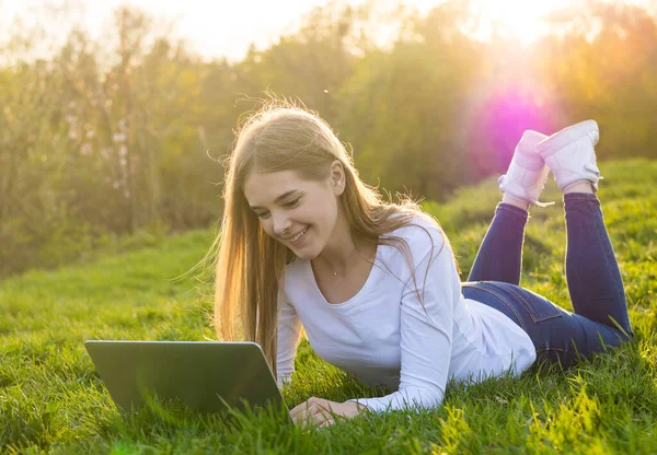 Joven Hermosa Estudiante Con Ordenador Portátil Encuentra Hierba Puesta Del —  Fotos de Stock