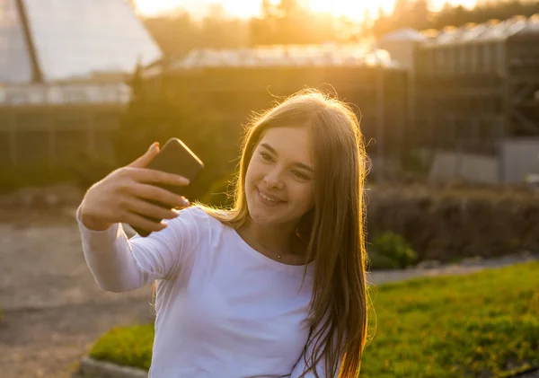 Uma Jovem Mulher Bonita Tomando Selfie Parque Pôr Sol Primavera — Fotografia de Stock