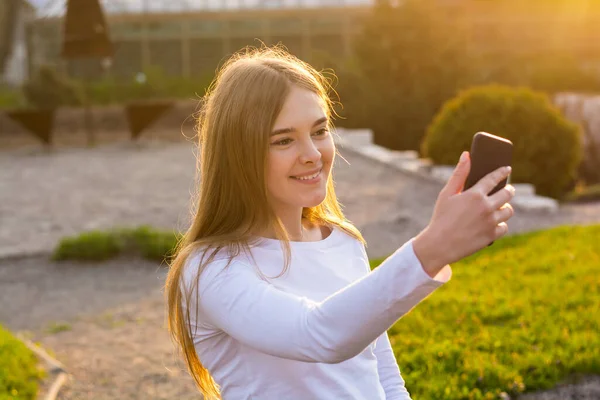 Uma Jovem Mulher Bonita Tomando Selfie Parque Pôr Sol Primavera — Fotografia de Stock