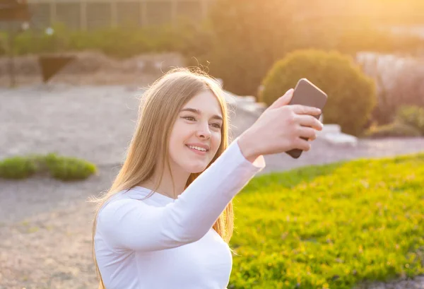 Uma Jovem Mulher Bonita Tomando Selfie Parque Pôr Sol — Fotografia de Stock