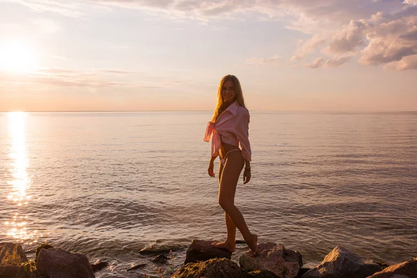 Красива Щаслива Молода Жінка Стоїть Рожевому Купальнику Сорочці Морському Фоні — стокове фото