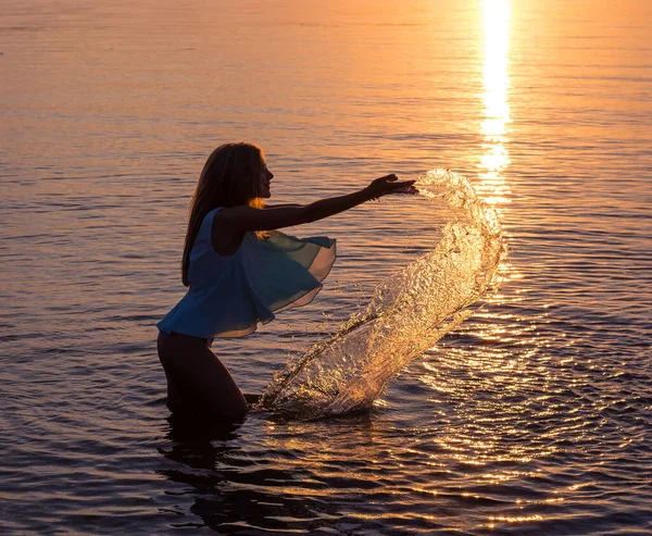 Las Mujeres Jóvenes Son Agua Salpicada Orilla Del Mar Atardecer —  Fotos de Stock