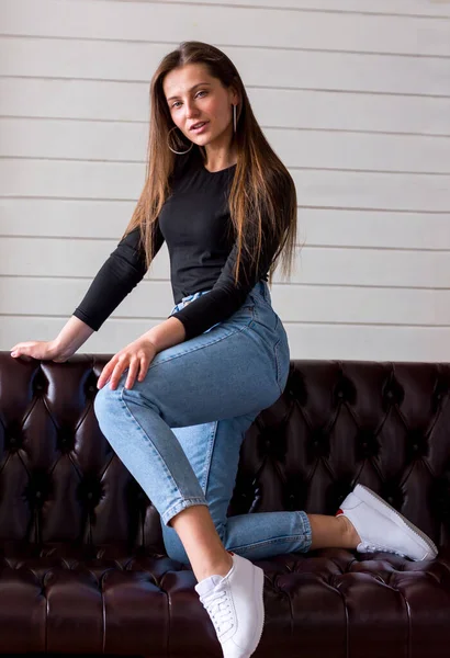 Schöne Frau Jeans Auf Dem Sofa Hause — Stockfoto