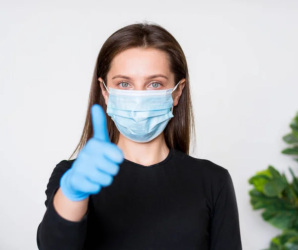 Jonge Vrouw Met Medisch Masker Handschoenen Toont Duim Omhoog Bij — Stockfoto