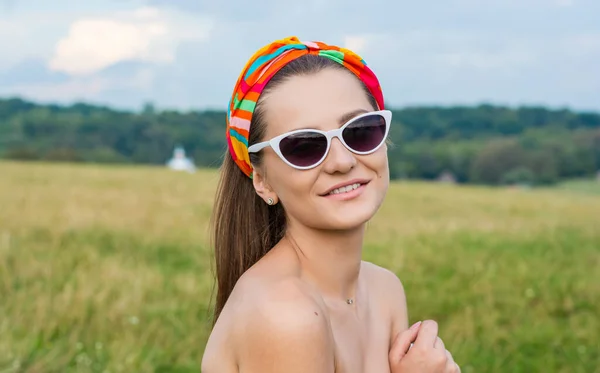 Portrait Beautiful Young Woman Decorative Headband Her Head Bare Shoulders — Stock Photo, Image