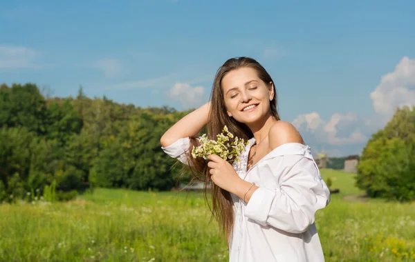 Beautiful Young Woman White Shirt Holding Wild Flowers Smiling Closing — Stock Photo, Image
