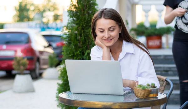 Jonge Mooie Vrouw Zit Met Een Laptop Een Café Buiten — Stockfoto