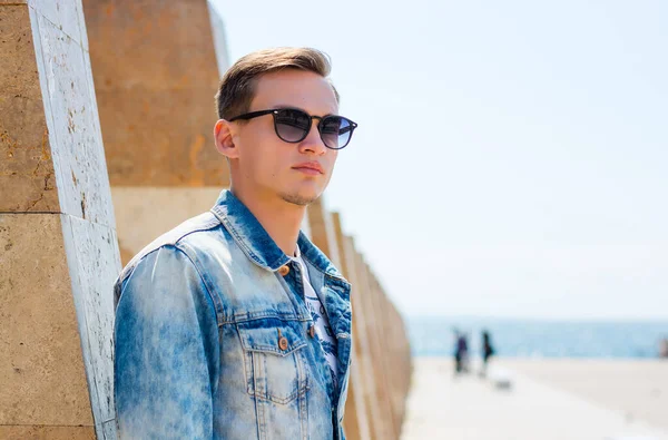 Young Handsome Man Tourist Stands Promenade Front Sea Center Thessaloniki — Stock Photo, Image
